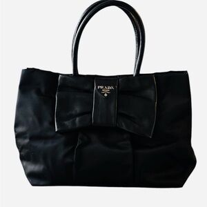 Prada Handbag excellent condition. Like new.
L-15”, W-7”, H- 14”.